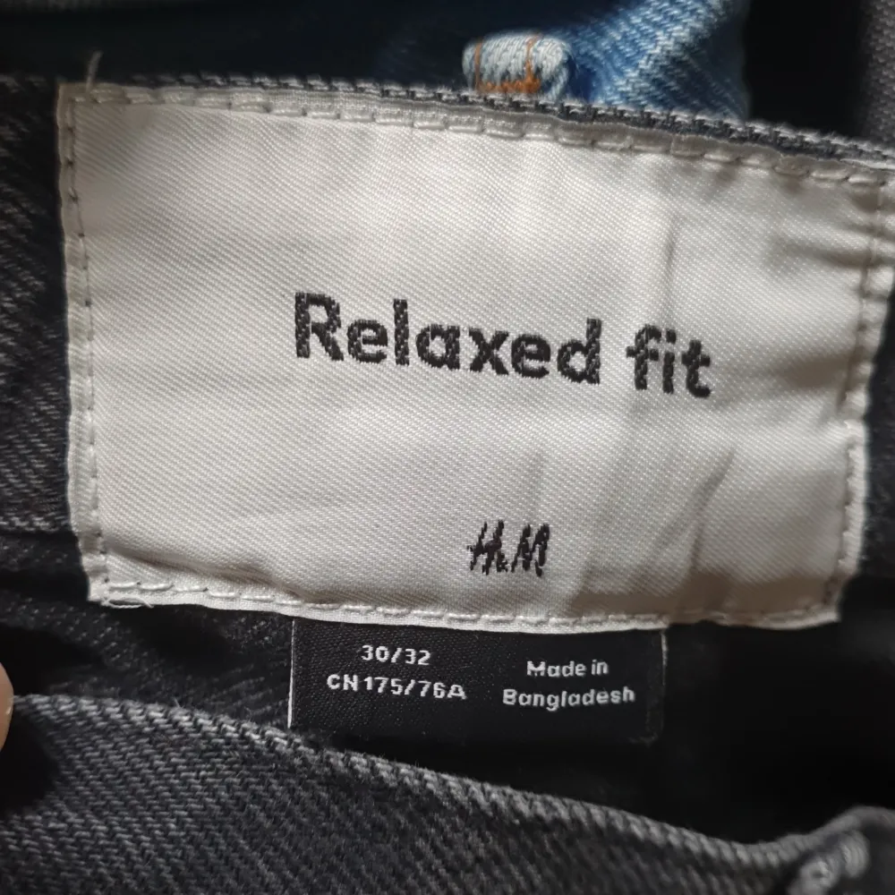 30/32 Relaxed jeans från H&M. Pris 180kr. Nypris 450kr. Rätt bra skick.. Jeans & Byxor.