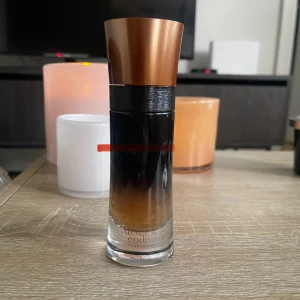 Armani Code Parfym 60ml - Armani Code 60ml. Köptes på Estland kryssning förra året och har inte använts mycket. Innehåller runt 50ml kvar. Code Profumo är en intensiv och kraftfull parfym, den perfekta accessoaren för höstkvällar och formella event. Nypris 860