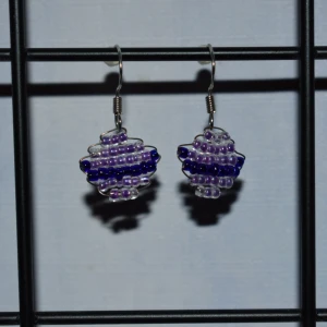 Planet örhängen  - Handgjorda örhängen med pärlfigurer i små planeter. De görs vid beställning och är därmed helt oanvända. Krokarna är gjord av äkta silver. Kolla gärna in min profil för fler handgjorda örhängen :)) 