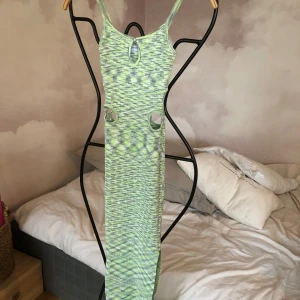 Långklänning  - Långklänning med liten slits nertill och cut out detaljer i midjan. Fint skick. 