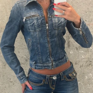 Miss Sixty jacket  - Jätte snygg jeans jacka från Miss Sixty! Storlek s-m! Köpt för 1640kr och är helt slutsåld på hemsidan. Kom med prisförslag 🥰