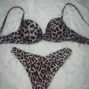 Bikini med leopardmönster. Helst oanvänd storlek M.
