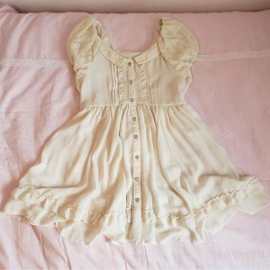 Axes Femme lolita klänning - Världens vackraste klänning av märket Axes femme🩷 Tror den  passar bäst på storlek 34/XS. Lånade bilder men exakt samma klänning! Köpt för 1200kr. Kontakta för mått🩷