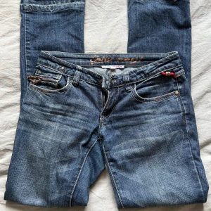 Lågmidjade bootcut jeans - Supersnygga lågmidjade jeans med såå coola detaljer