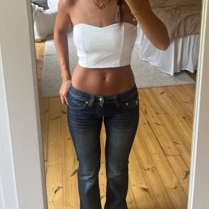 Topp - Vit korset liknande topp, aldrig använd passar storlek S/XS