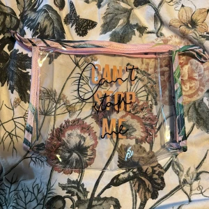 Nesesär  - En fin nesesär som är bra till mindre eller större produkter. Använd Max en gång, ryms rätt så mycket. kontakta mig för frågor eller för fler bilder💗