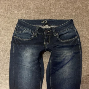 Lågmidjade jeans - Super fina väldigt Lågmidjade mörkblåa jeans! Dom är skinny, man kan göra om dom till bootcut eller till shorts om man vill!❤️ Storlek 34, har tyvärr inga bilder på 💕