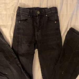 Svarta jeans - Svarta bootcut jeans. I bra skick.