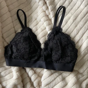 Mjuk spets-bh - Säljer denna mjuka spets-bh som jag tror är från h&m. Har klippt bort lapparna och vet därför inte vilken storlek den är i men skulle gissa på xs/s. Säljer då den är lite stor för mig. Säljer den för 70kr.