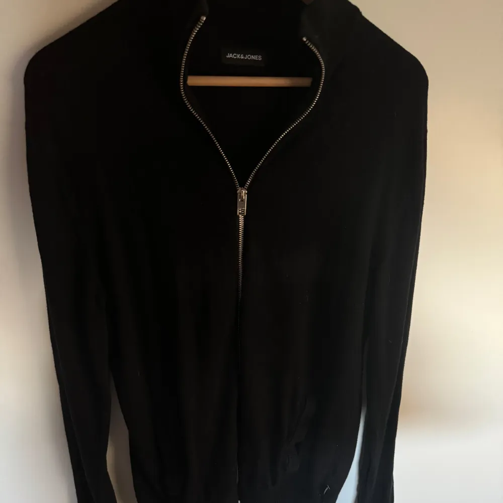 Full zip tröja från jack n jones. Skick 9/10. Använd några gånger men inga flaws eller annat! . Tröjor & Koftor.