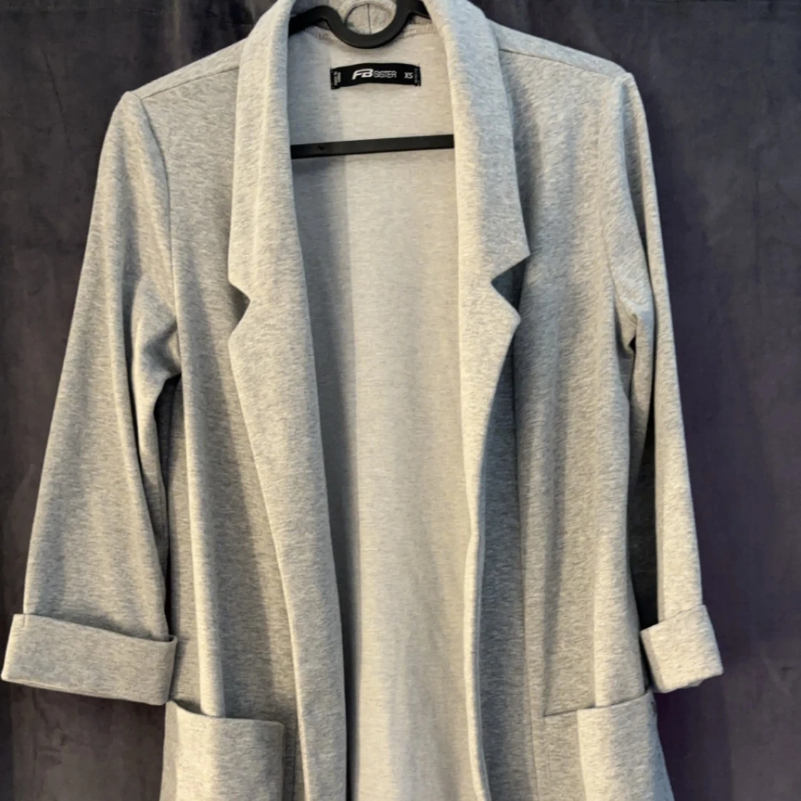 Grå kavaj i mjukistyg