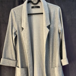 Grå kavaj i mjukistyg - Grå kavaj i mjukistyg. Endast upptvättad, aldrig använd. Kolla gärna mina andra annonser :)