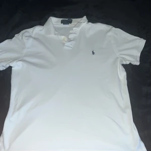 Polo Ralph lauren piké - Vit Ralph Lauren pike | skick:9/10 - storlek: M - nypris: 1299 - mitt pris: 399 - skriv för frågor eller funderingar👍