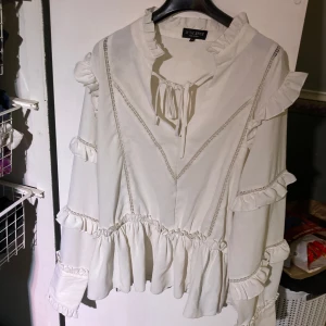Blus - Vit blus med spets 