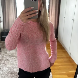 finvirkad tröja - finvirkad rosa tröja ifrån h&m i storlek S. Använd några få gånger!🩷