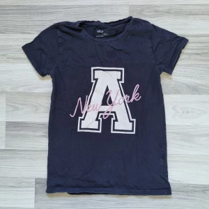 Tröja  - Svart tröja med tryck på från ellos i stl 158/164. 