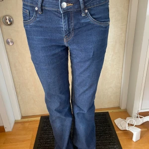 Lågmidjade bootcut jeans - Så fina lågmidjade bootcut jeans från HM. Köpta i Paris. Använda men i fint skick. Säljer då de är för korta. Väldigt sköna och stretchiga. Skulle säga att de passar någon som har 34-38