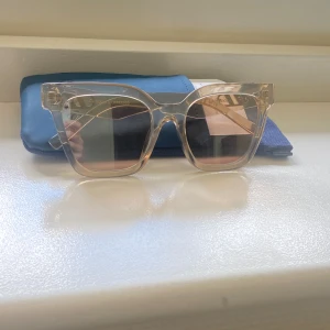 Solglasögon från Le Specs - Snygga solglasögon köpta från Jackie. Aldrig använda då dem är för stora för mig