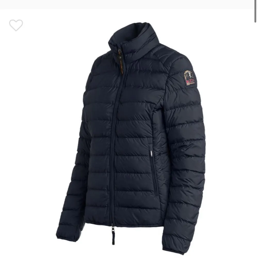 Säljer min parajumper jacka som knappt är använd & ser ut att vara helt ny. Den är i väldigt bra skick & använd vädligt få gånger. Pris går att diskuteras & för fler bilder är det bara att komma privat🫶🏼Självklart äkta. Takit.