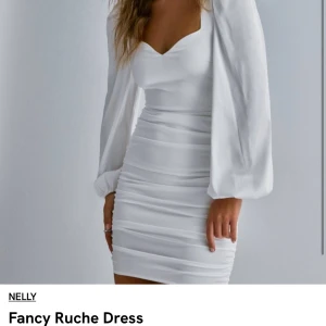 Satinklänning - Säljer denna vita klänning i satin, från Nelly. Helt oanvänd och lappen sitter kvar. Nypris är 599 kr, mitt pris kan diskuteras   Storleken är L, men passar även M