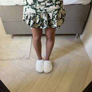 Minikjol zara - Minikjol från zara i en jättefin grön färg 💚inga defekter