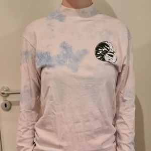 Sweet skateboards långärmad tröja - Häftig Sweet sktbs långärmad tröja i ett tie-dye liknande mönster av ljusrosa och ljusblå. Köpte den på Sellpy men har aldrig använt den själv och den är i fint skick. Kolla min profil för fler grejer och ev. paketpris🤗