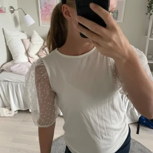 Vit blus - Super gullig vit blus med puffärmar!🤍🤍