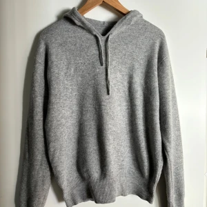 Cashmere Hoodie - En fin grå och trändig Cashmere Hoodie ifrån Carmen. Storlek M. Väldigt bra skick, pris kan du diskuteras.🙌😃