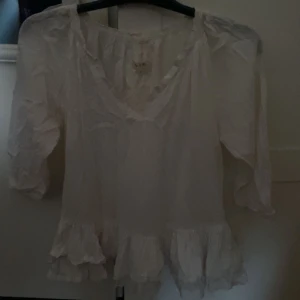 Volang blus - Säljer nu min volang blus, då den är för liten! Extremt fin, söt och elegant! Köptes i Frankrike när jag var där 2022💗