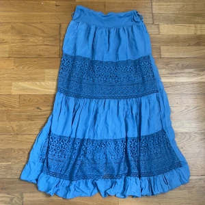 Långkjol - Så fin blå färg, jag på bilden är 175cm!