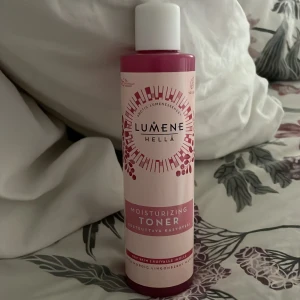 Lumene toner - Den är helt ny! Jag har två och har slutat använde den lite grann, så denna är helt ny och i jätte bra skick💞 köpte för 116kr💞