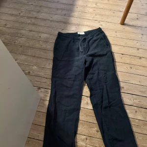 A days march linnebyxor - Mörkblå linnebyxor från a days march, nypris 1200 kr, storlek 52, bra skick 