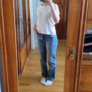 Zara jeans - Jeans från Zara i storlek 36, något liten i storleken. Modellen är straight leg och på bilderna är jeansen uppvikta ca 3-4 cm. Mycket bra skick och fin och användbar modell.