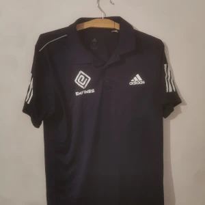 Adidas träningströja med eget tryck - Adidas träningströja med krage använd väldigt lite. med eget tryck. 