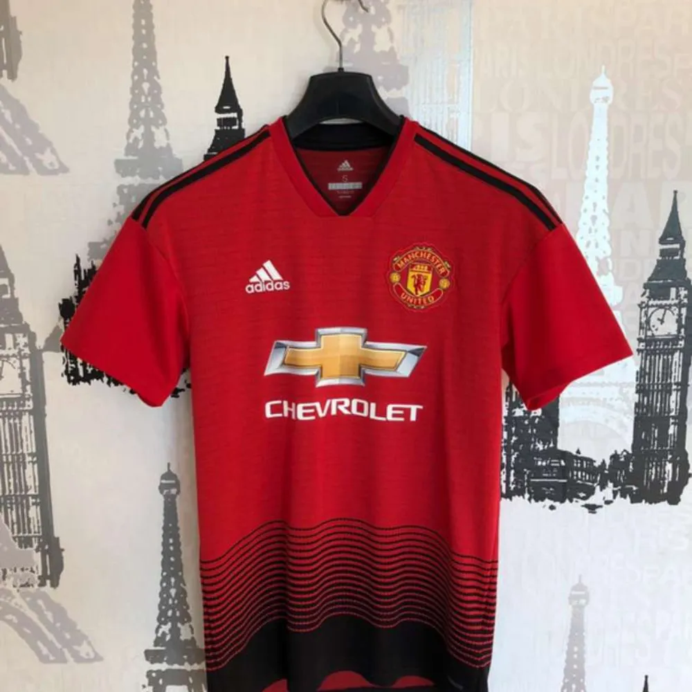 Manchester United Fotbollströja, helt ny, använd en gång. 10/10 kvalitet, superskön och passar både storlek S och M. Såklart officiell och riktig, kolla tagen på bild 4. DM för mer info!. Sportswear.