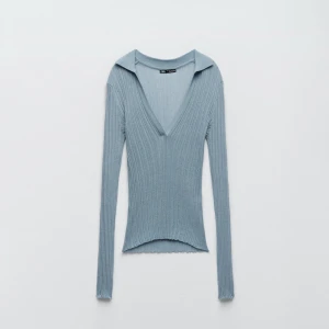 Zara blus - Säljer denna blåa blus/toppen från zara, den är halvgenomskinlig och är supersnygg till finare tillfällen. Aldrig användts och är väldigt stretchig 