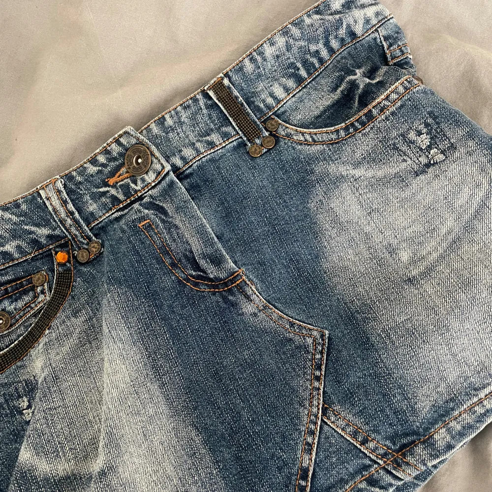 En vintage jeans kjol som är jätte fin med små detaljer😻 Älskar kjolen men har jätte många jeans kjolar så använder inte denna så mycket. Midjemått:75cm runt hela Pris kan diskuteras💗. Kjolar.