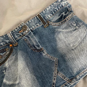 Jeans kjol - En vintage jeans kjol som är jätte fin med små detaljer😻 Älskar kjolen men har jätte många jeans kjolar så använder inte denna så mycket. Midjemått:75cm runt hela Pris kan diskuteras💗