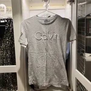 T-shirt från Calvin Klein i storlek S. Aldrig använd, dock lite ostruken. Kan både posta och mötas upp och kan även skicka fler bilder om det önskas 💕