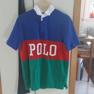 Ralph lauren sports polo pike - Helt ny ralph lauren polo aldrig använd. Säljer pågrund av storleken. Denna polo är unik pågrund av att Fez i euphoria bär den i en av scenerna