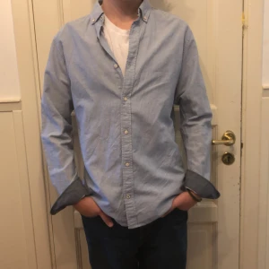 Jack and Jones linneskjorta - Hej, säljer nu min linneskjorta från Jack and Jones! Passar perfekt nu till sommarn. Skjortan är aldrig använd. Pris kan diskuteras vi snabb affär🤝