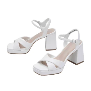 Vita klackar - Festfina klackar i nyskick, endast använda en gång. Klackhöjd drygt 9cm.