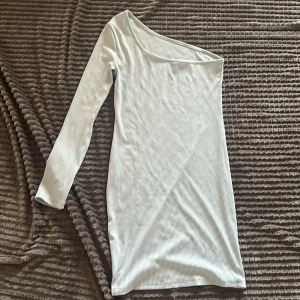 Blå klänning  - Klänningen är babyblå, men det syns inte så bra på bilden. Den säljs då den inte används 🩵