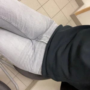 Gråa jeans  - Säljer dessa gråa jeansen. Skit snygga och sitter perfekt men tyvärr blivit lite stora för mig 