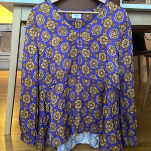 Blus DAY Birger et Mikkelsen - Blus i coolt mönster från DAY Birger et Mikkelsen. I storlek 44 men passar även mindre storlekar beroende på hur man vill att den sitter! 🌸