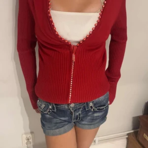 Jätte fin långärmad tröja  - Jätte fin röd tröja från 2000-talet jag köpte begagnad för 600kr men den kommer inte till användning tråkigt nog med säljer för 379kr men kan gå mer i pris och är storlek M men passar mig perfekt och jag är storlek xs 