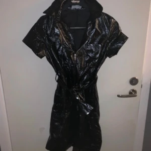 Lack klänning - Från EIGHT PARIS