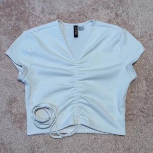 Crop-top med snörning  - Jättefin crop-top med snörning runt midjan i storlek S. Aldrig använd🩷