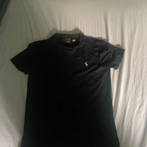 Ralph Lauren T shirt - Slim fit storlek S. Skick 7/10 har används i några månader. Säljer pga den ej passar längre