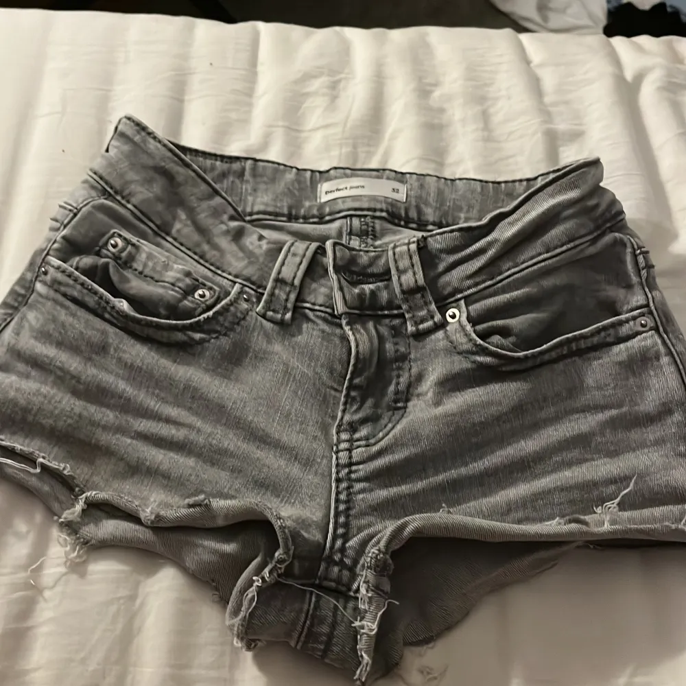 Bra skick inte använda alls mycket säljer för dom är för små är i storlek 32. Shortsit.